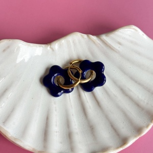 Cobalt - wiszące kolczyki z porcelany w kształcie kwiatu