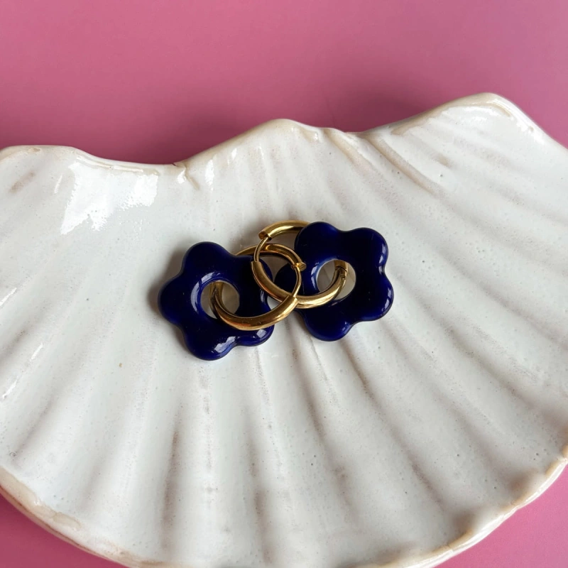 Cobalt - wiszące kolczyki z porcelany w kształcie kwiatu