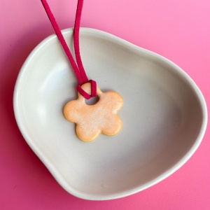 Peach - porcelanowy naszyjnik na rzemyku - porcelka