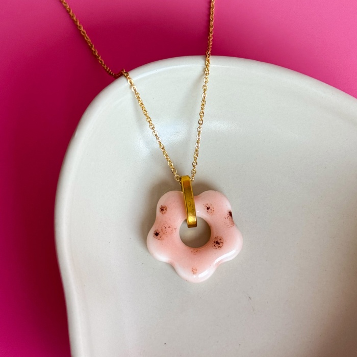 Rosé - porcelanowy naszyjnik w kształcie kwiatu