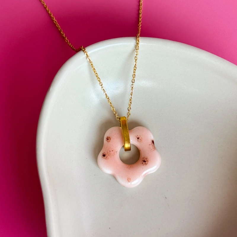 Rosé - porcelanowy naszyjnik w kształcie kwiatu