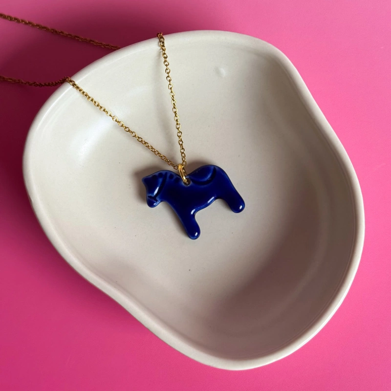 Cobalt - porcelanowy łańcuszek w kształcie konia