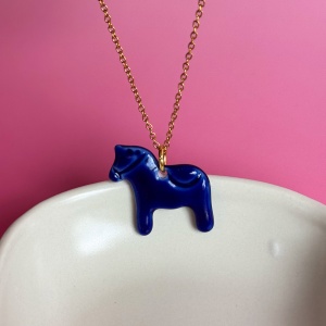 Cobalt - porcelanowy łańcuszek w kształcie konia