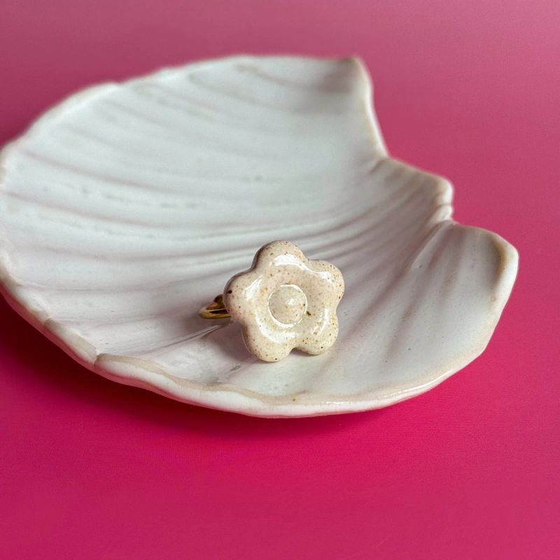 Cream - pierścionek porcelanowy w kształcie kwiatu