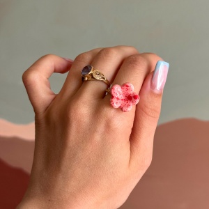 Pinky pink + czerwień - pierścionek porcelanowy w kształcie kwiatu