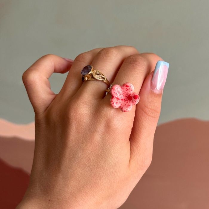 Pinky pink + czerwień - pierścionek porcelanowy w kształcie kwiatu