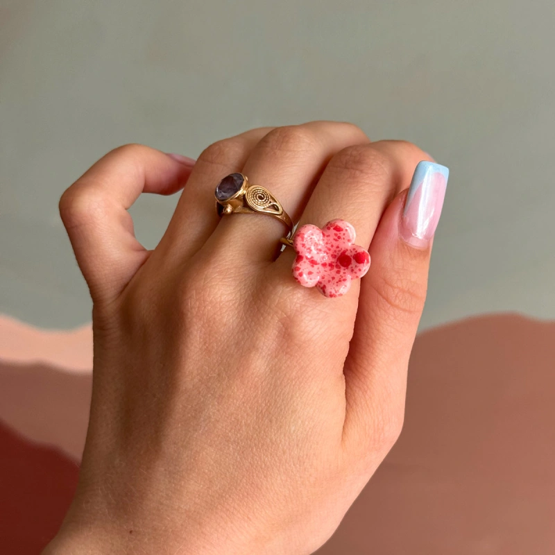 Pinky pink + czerwień - pierścionek porcelanowy w kształcie kwiatu