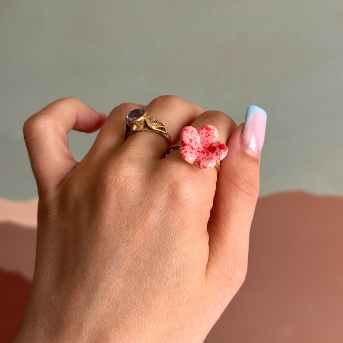 Pinky pink + czerwień - pierścionek porcelanowy w kształcie kwiatu