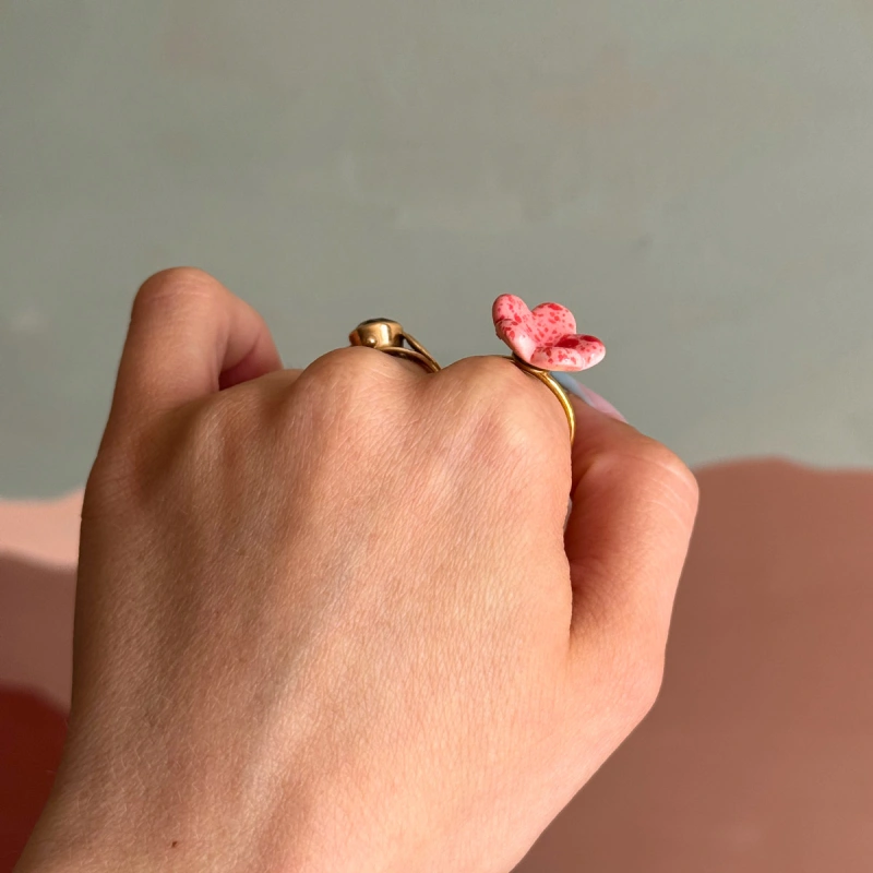 Pinky pink + czerwień - pierścionek porcelanowy w kształcie kwiatu