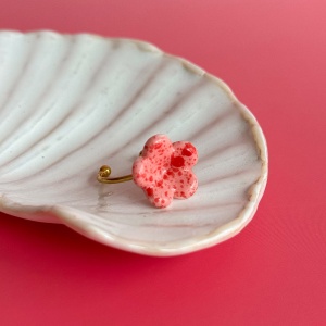 Pinky pink + czerwień - pierścionek porcelanowy w kształcie kwiatu