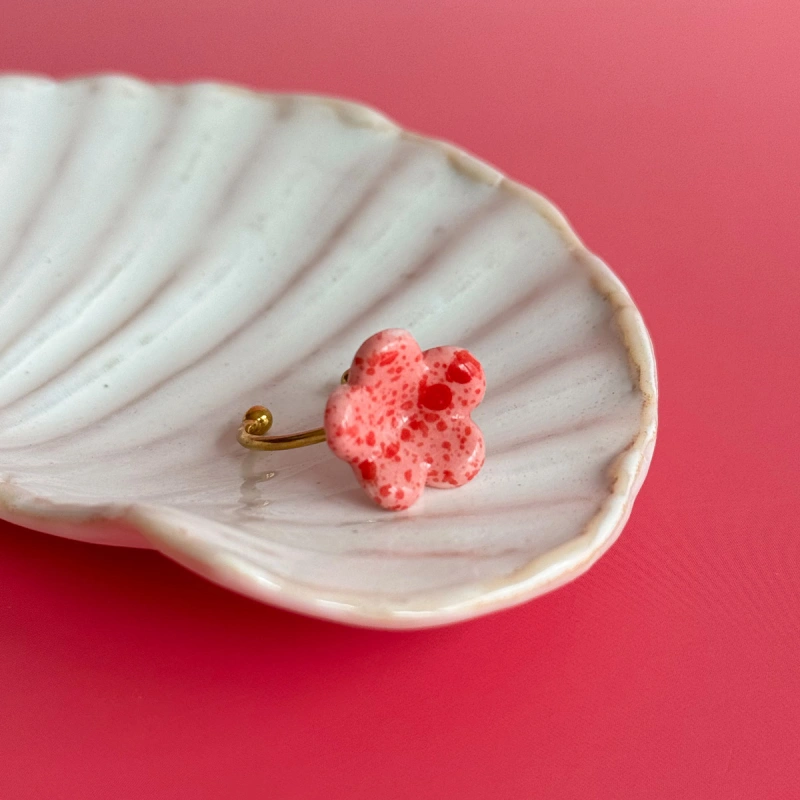 Pinky pink + czerwień - pierścionek porcelanowy w kształcie kwiatu