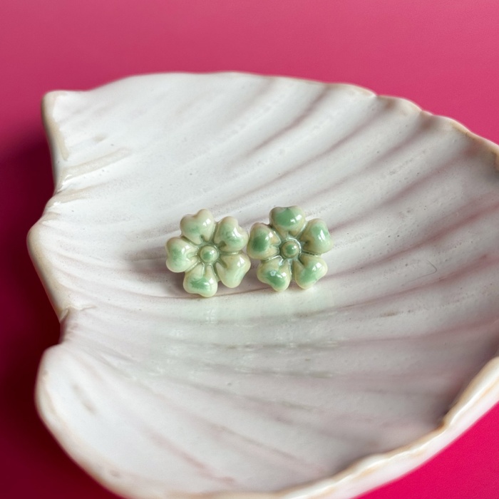 Ivory green - kolczyki sztyfty z porcelany w kształcie kwiatu