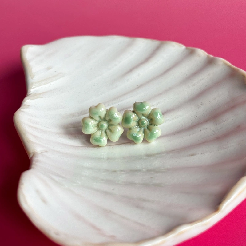 Ivory green - kolczyki sztyfty z porcelany w kształcie kwiatu