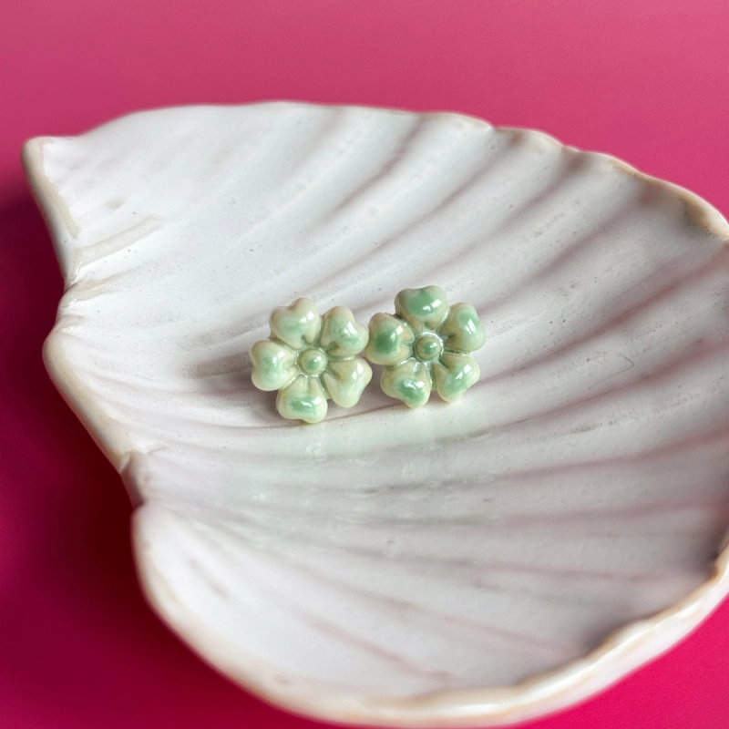 Ivory green - kolczyki sztyfty z porcelany w kształcie kwiatu