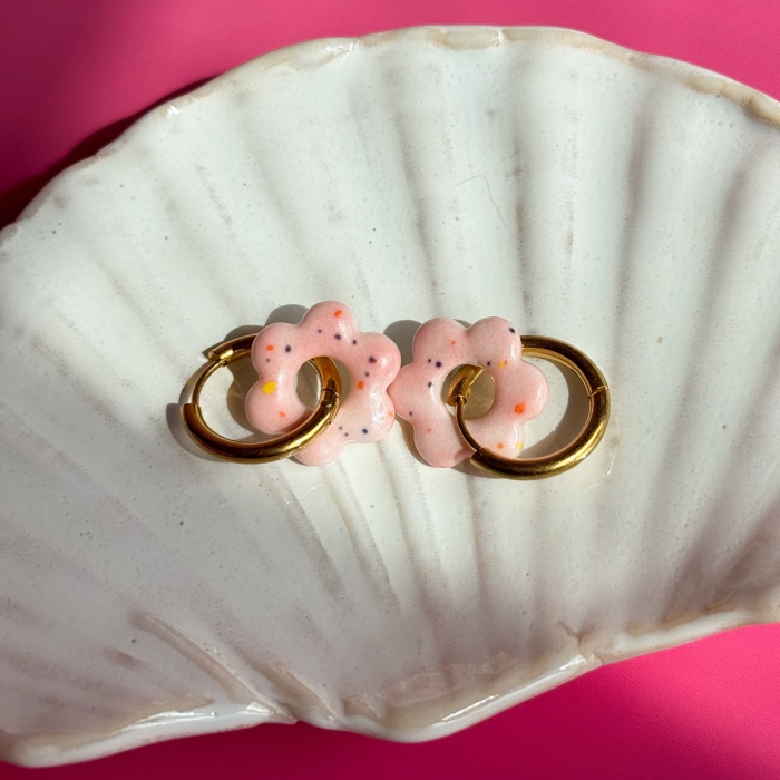 Pink dots - wiszące kolczyki z porcelany w kształcie kwiatu