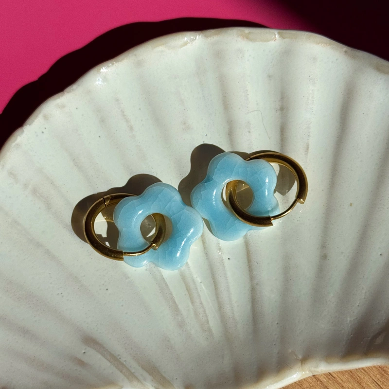 Blue glass - kolczyki wiszące z porcelany w kształcie kwiatu