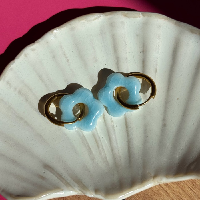 Blue glass - kolczyki wiszące z porcelany w kształcie kwiatu