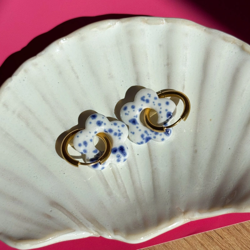 Cobalt splash - kolczyki wiszące z porcelany w kształcie kwiatu