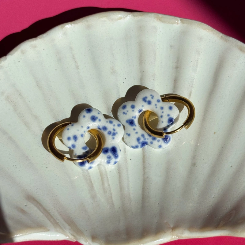 Cobalt splash - kolczyki wiszące z porcelany w kształcie kwiatu