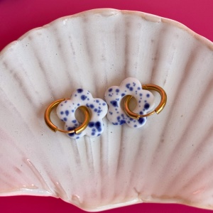 Cobalt splash - kolczyki wiszące z porcelany w kształcie kwiatu