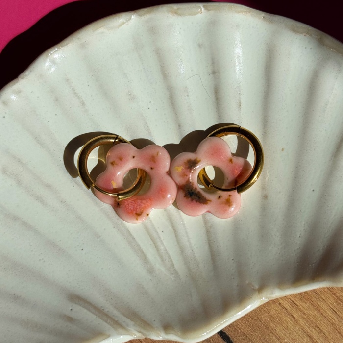 Crazy róż - kolczyki wiszące z porcelany w kształcie kwiatu