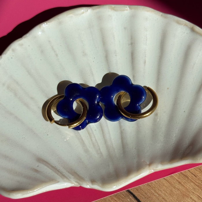 Cobalt - wiszące kolczyki z porcelany w kształcie kwiatu