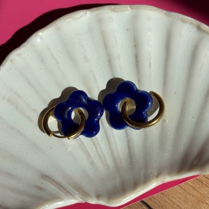 Cobalt - wiszące kolczyki z porcelany w kształcie kwiatu