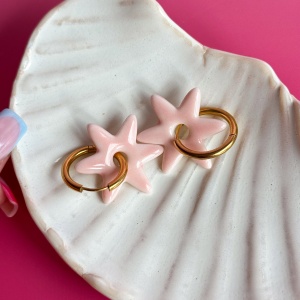 Baby pink - wiszące kolczyki z porcelany w kształcie gwiazdy