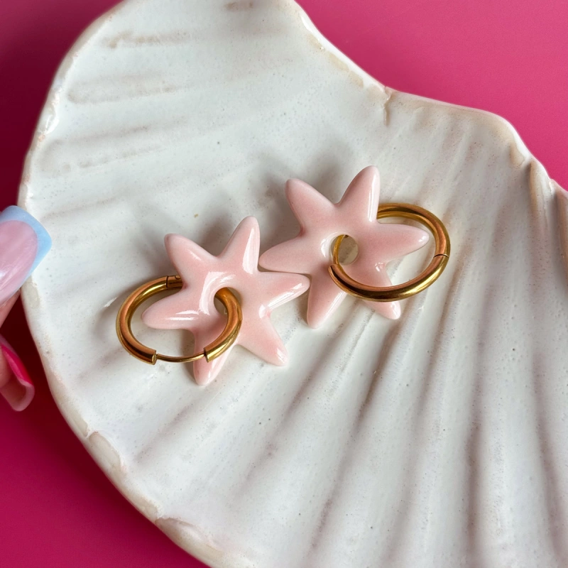 Baby pink - wiszące kolczyki z porcelany w kształcie gwiazdy