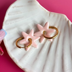 Baby pink - wiszące kolczyki z porcelany w kształcie gwiazdy