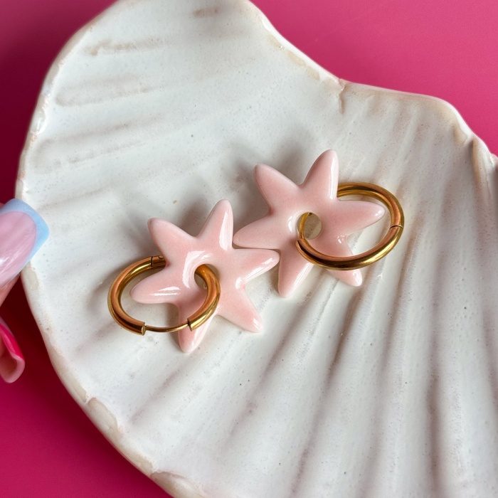 Baby pink - wiszące kolczyki z porcelany w kształcie gwiazdy