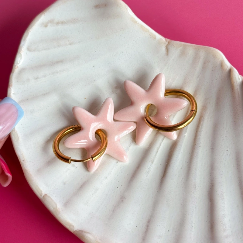 Baby pink - wiszące kolczyki z porcelany w kształcie gwiazdy