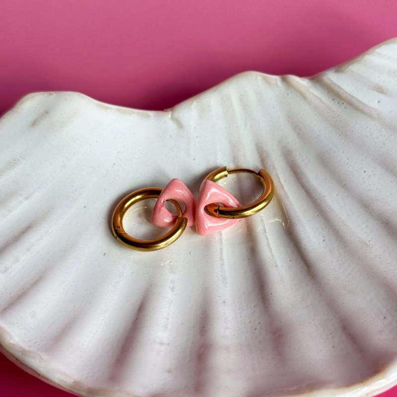 Pinky pink – wiszące kolczyki z porcelany w kształcie gwiazdy