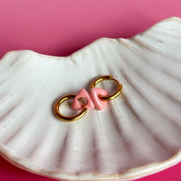Pinky pink – wiszące kolczyki z porcelany w kształcie gwiazdy