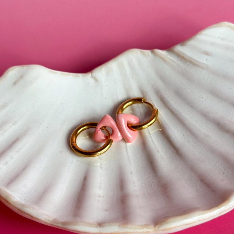 Pinky pink – wiszące kolczyki z porcelany w kształcie gwiazdy