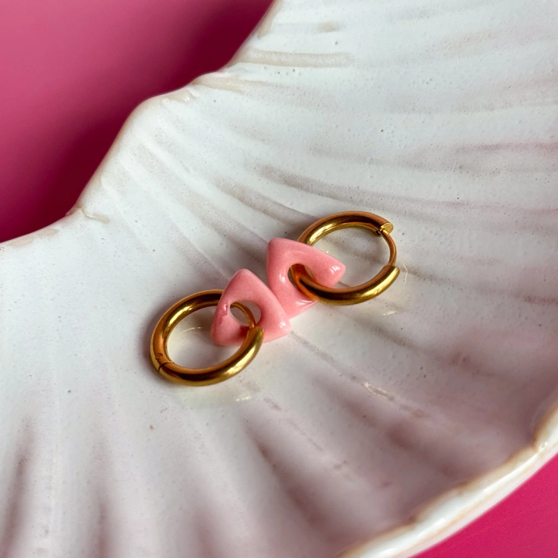 Pinky pink – wiszące kolczyki z porcelany w kształcie gwiazdy