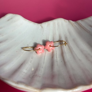 inky pink – wiszące kolczyki z porcelany w kształcie kwiatu