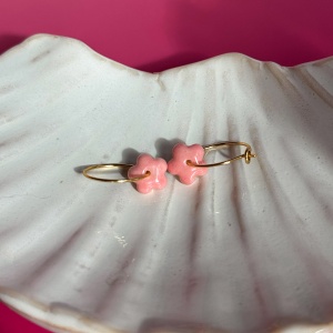 inky pink – wiszące kolczyki z porcelany w kształcie kwiatu