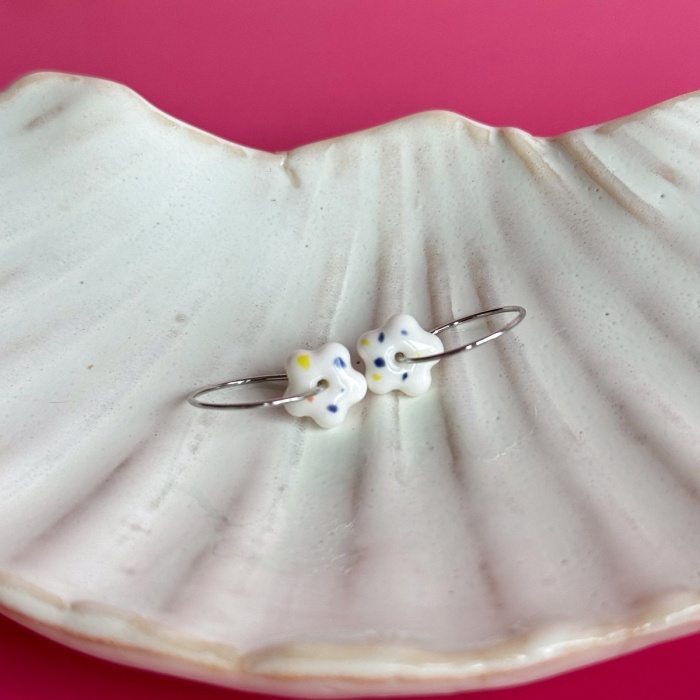 Blue dots – wiszące kolczyki z porcelany w kształcie kwiatu