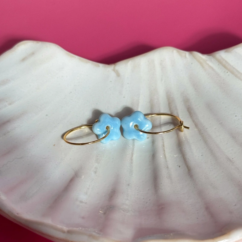 Baby blue – wiszące kolczyki z porcelany w kształcie kwiatu