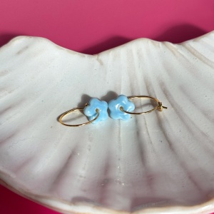 Baby blue – wiszące kolczyki z porcelany w kształcie kwiatu