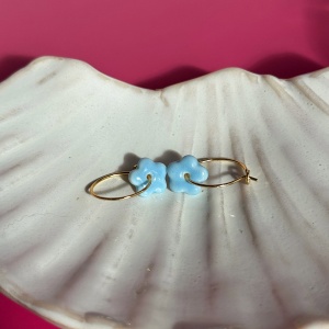 Baby blue – wiszące kolczyki z porcelany w kształcie kwiatu
