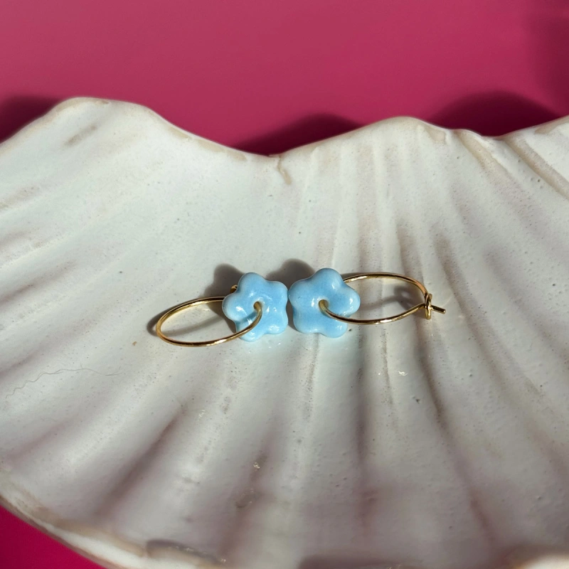 Baby blue – wiszące kolczyki z porcelany w kształcie kwiatu