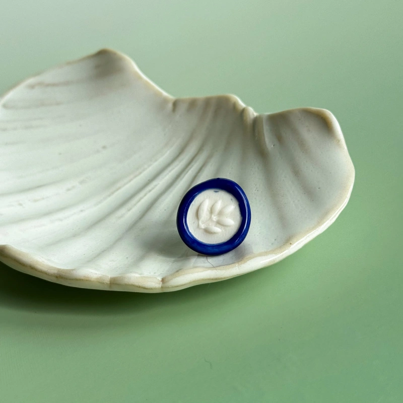 Cobalt - porcelanowa broszka, przypinka