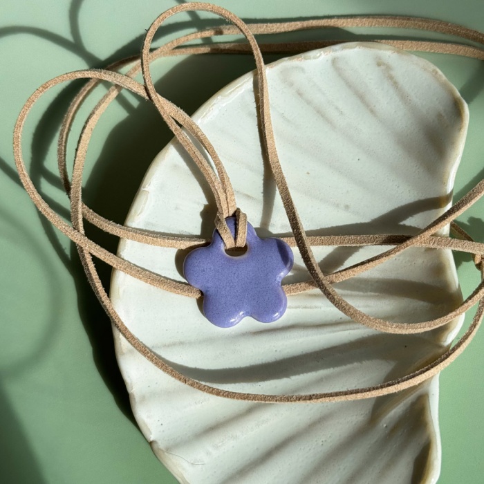 Violet - porcelanowy naszyjnik na rzemyku - porcelka wielki bloom