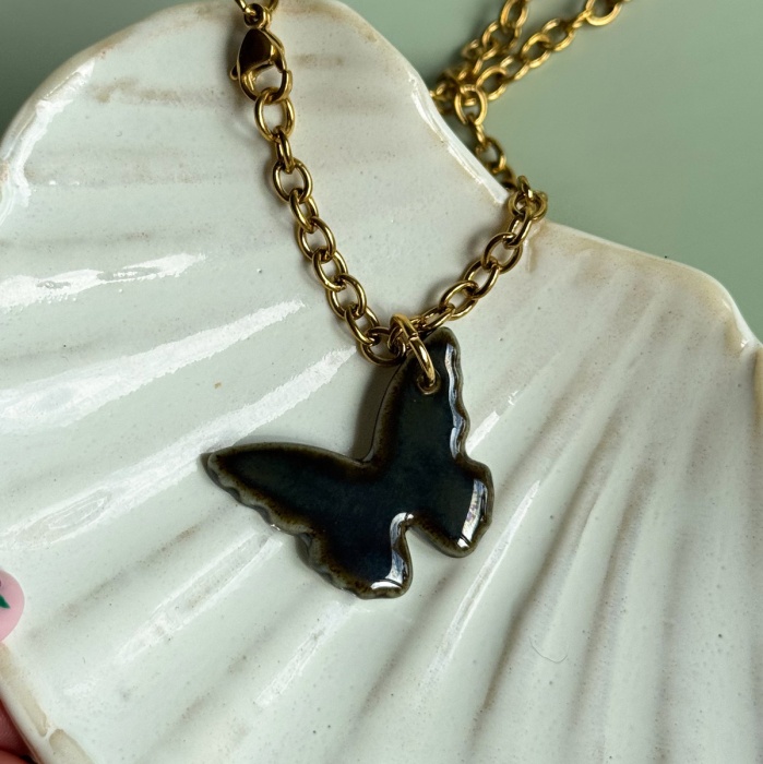 Hematyt - porcelanowy naszyjnik w kształcie motyla - porcelka motyl