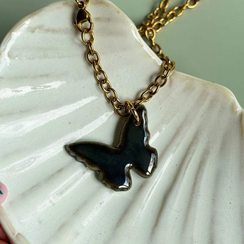 Hematyt - porcelanowy naszyjnik w kształcie motyla - porcelka motyl