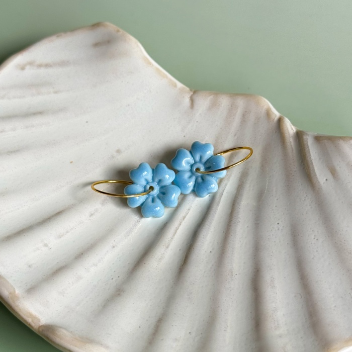Baby blue - wiszące kolczyki z porcelany w kształcie kwiatu – Porcelka kwiatek