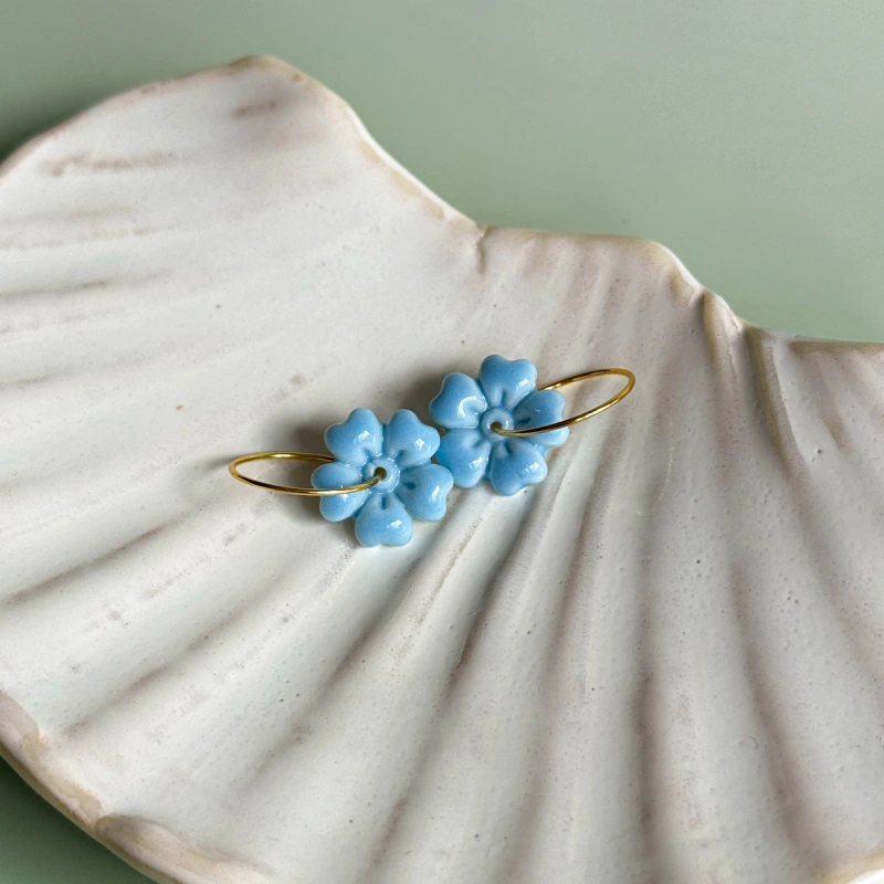 Baby blue - wiszące kolczyki z porcelany w kształcie kwiatu – Porcelka kwiatek