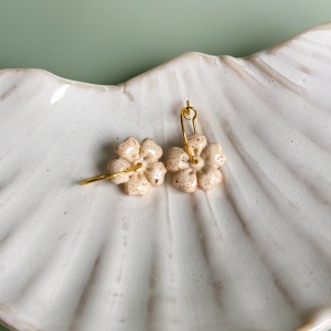 Cream - wiszące kolczyki z porcelany w kształcie kwiatu – Porcelka kwiatek